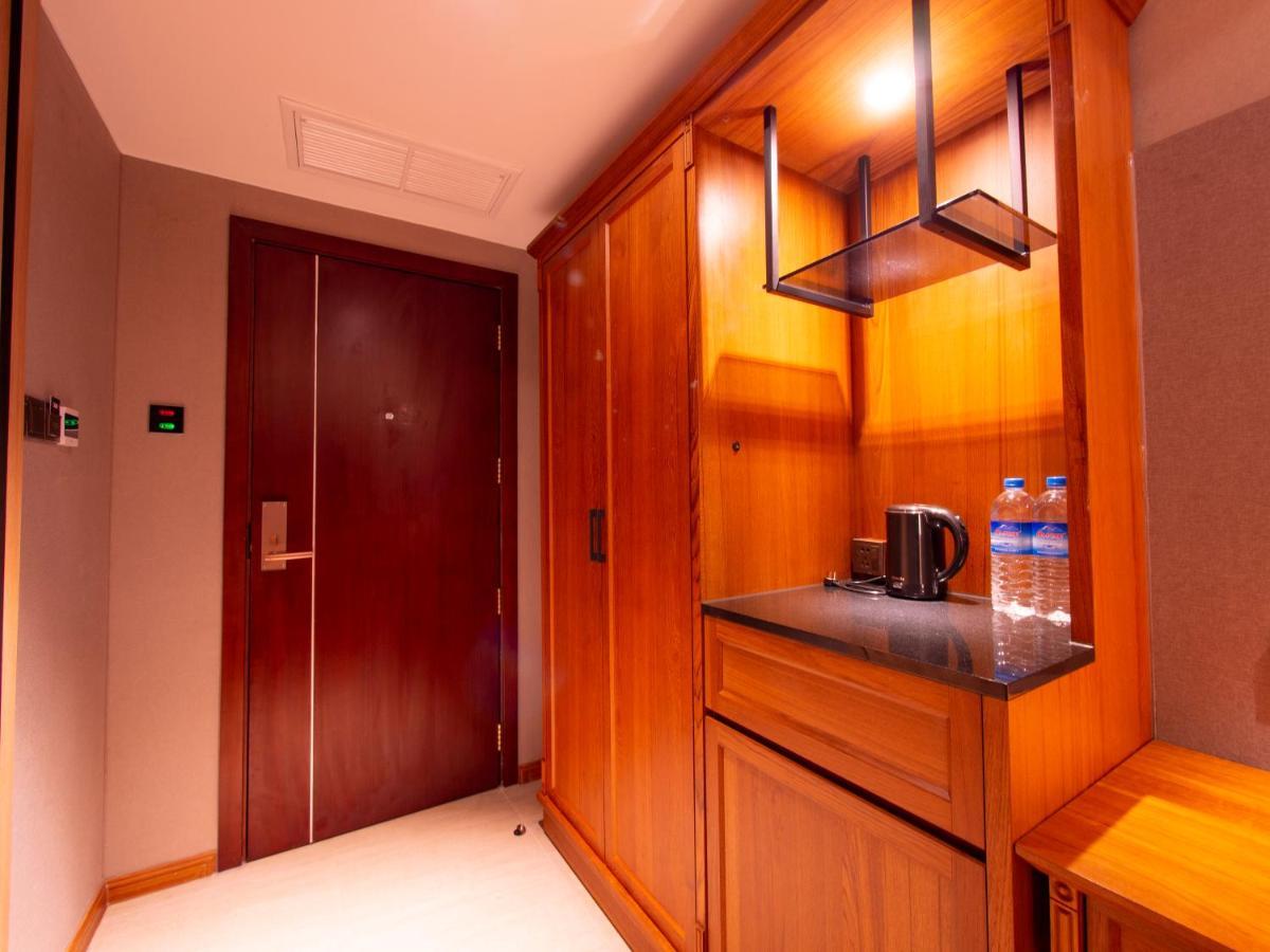 Prince Hotel Yangon Bagian luar foto