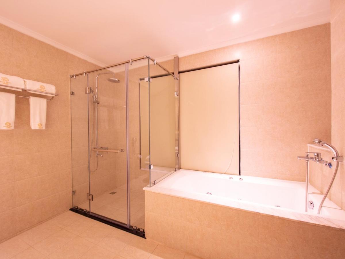 Prince Hotel Yangon Bagian luar foto