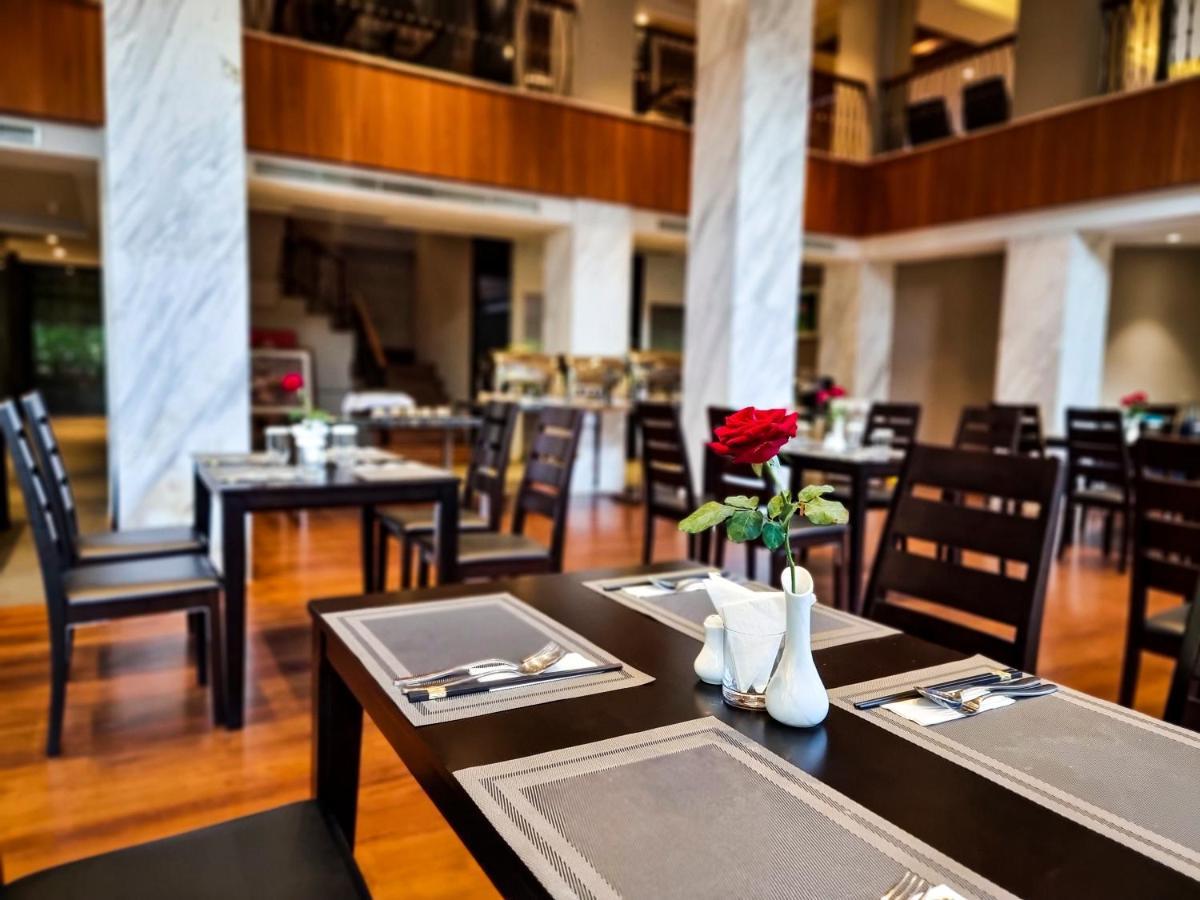 Prince Hotel Yangon Bagian luar foto